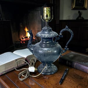 Lampa stołowa Vintage Reed & Barton Silverplate Teapot 1783 1/2 z recyklingu, 13"