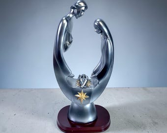 Estatua moderna de la Sagrada Familia en belén, escultura de resina color plata sobre base de madera, 30 cm (12 pulgadas).