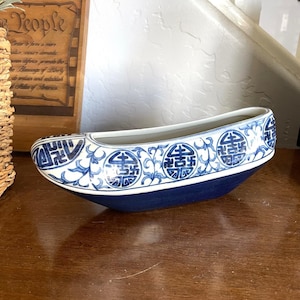 Vaso da fiori vintage in porcellana blu e bianca stile Chinoiserie della Bombay Company per pediluvio.