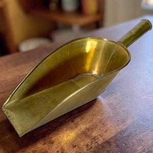 Antik handformad skopa i massiv mässing för spannmål och mjöl - Primitive G.al Store Tool