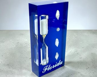 Pisapapeles vintage de acrílico azul con conchas y perlas, modelo reloj de arena de Florida - Acrílico azul con conchas y perlas.