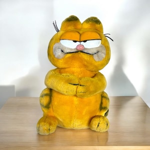 Vintage 1981 GARFIELD Plush, Dakin Sitting Cat Stuffed Animal Plush 13inch.