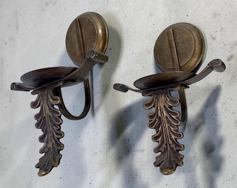 Coppia di applique da parete vintage in ottone decorate con portacandele a forma di ventaglio e foglie.