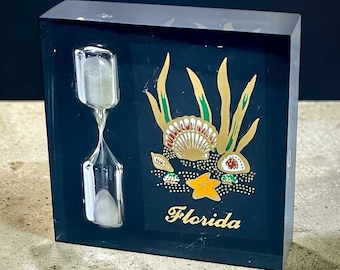 Clessidra souvenir vintage della Florida, fermacarte in lucite e acrilico con conchiglia e stella marina.