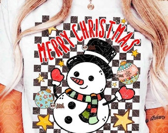 Może przedstawiać: Biała koszulka z kreskówkowym bałwanem w czarnym kapeluszu, szaliku i rękawicach, trzymającym ozdoby i serca. Napis "MERRY CHRISTMAS" jest w kolorze czerwonym. Tło to czarno-biały wzór szachownicy. Koszulka ma napis "DIGITAL DOWNLOAD PNG".