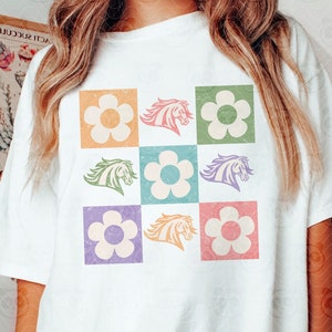 Flores a cuadros Mustangs PNG, Diseño de sublimación de camisa de mascota retro, Groovy Floral Mustang DtF Transferencia Descarga digital, Día del juego universitario