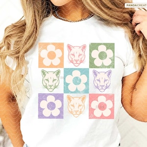 Geruite Cougars bloemen PNG-sublimatie, Retro mascotte shirt ontwerp, Groovy Floral Cougars png, voetbal DTF-overdracht, digitale download