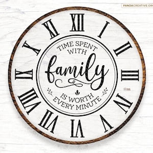 Puede incluir: Una esfera de reloj en blanco y negro con números romanos y un marco de madera. La esfera del reloj tiene el texto "Time Spent With Family Is Worth Every Minute".