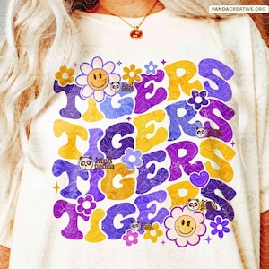 Tigres florales PNG, mascota morada y amarilla con sublimación, camiseta del día del juego del equipo, transferencia DTF, fanático de Groovy College, tigres de fútbol retro animan png