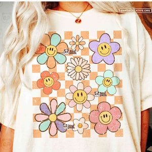 Retro Blumen kariert PNG Sublimation - Vintage Shirt Png Design, Smile Face Daisy Shirt, Boho 70's Groovy Floral DTF Transfer Download