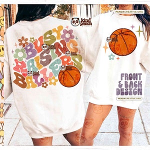 Retro Busy Raising Ballers SVG PNG, Basketbal Mama Sublimatie, Trendy Shirt Hoodie Front Back Design, Groovy Floral Mom Cut File Dtf Dtg