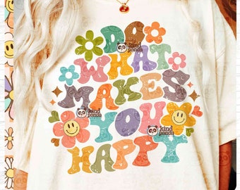 Pode incluir: Uma camiseta branca com um design gráfico colorido que diz "Faça o que o faz feliz". O gráfico está em um estilo retrô com flores e carinhas sorridentes.