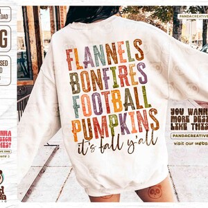 K&ouml;nnte beinhalten: Ein wei&szlig;er Pullover mit einem abgenutzten, Vintage-Grafikdesign, das "Flannels, Bonfires, Football, Pumpkins, It's Fall Y'all" lautet. Der Text ist in verschiedenen Rot-, Orange-, Gelb- und Braunt&ouml;nen gehalten.