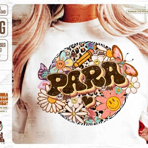 K&ouml;nnte beinhalten: Ein digitales Design mit dem Wort "PARRA" in einer Retro-Groovy-Schriftart mit einem abgenutzten Look. Das Design ist von bunten Blumen, Schmetterlingen und einem Leopardenmuster umgeben. Das Design ist perfekt f&uuml;r die Verwendung auf T-Shirts, Tassen, Tragetaschen und anderen Artikeln.