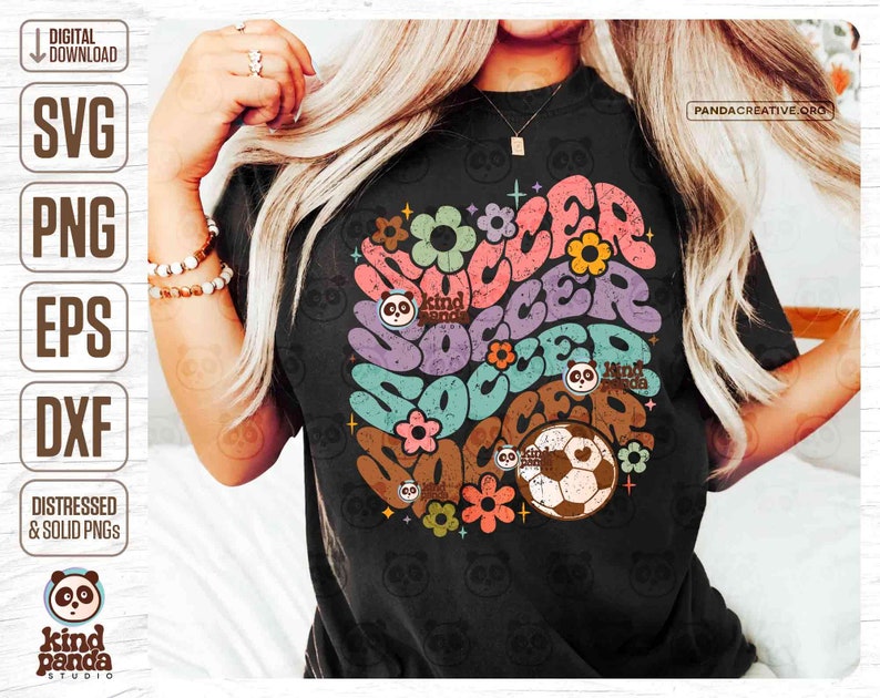 Op de afbeelding: Een zwart T-shirt met een kleurrijk grafisch ontwerp van het woord "soccer" in een retro-stijl met bloemen en pandaberen. De grafiek bevat ook een voetbal.