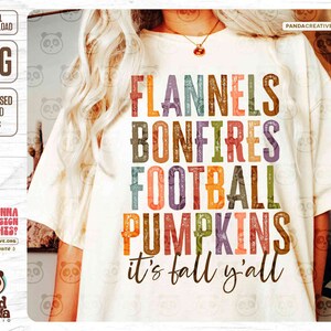 K&ouml;nnte beinhalten: Ein wei&szlig;es T-Shirt mit einem abgenutzten Grafikdesign, auf dem "Flannels, Bonfires, Football, Pumpkins, It's Fall Y'all" steht. Der Text ist in verschiedenen Farben gehalten, darunter Orange, Rot, Gelb, Gr&uuml;n und Lila.