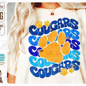 Retro Cougars PNG, Sublimación de mascota ondulada azul, Groovy School Sports Team Game Day Shirt DTF Transfer, Grunge College Cougars Paws DTG