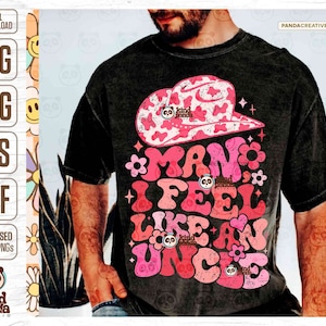 Könnte beinhalten: Ein schwarzes T-Shirt mit einem pinkfarbenen und weißen Grafikdesign mit dem Text "Man I Feel Like An Uncle" in einer Retro-Schriftart. Die Grafik enthält auch einen pinkfarbenen Cowboyhut mit einem Panda-Bären-Logo und Blumen.
