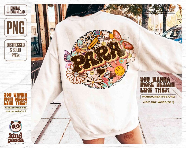 K&ouml;nnte beinhalten: Ein wei&szlig;er Pullover mit einem braunen und farbenfrohen Grafikdesign, das das Wort "PARRA" zeigt, umgeben von Blumen, Schmetterlingen und anderen skurrilen Elementen. Das Design ist im Retro-Stil der 70er Jahre.
