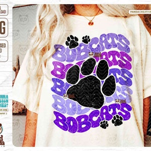 Retro Purple Bobcats PNG, Sublimación del equipo deportivo de Paws College, Camisa vintage del día del juego de la mascota, Transferencia DTF Groovy Bobcats, Serigrafía DTG
