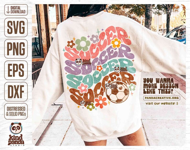 Op de afbeelding: Een wit sweatshirt met een retro-grafisch ontwerp met het woord "soccer" in kleurrijke, golvende letters. Het ontwerp bevat bloemen en een voetbal met een pandabeerlogo. De tekst "You wanna more design like this?" is gedrukt in de rechterbenedenhoek van het sweatshirt.