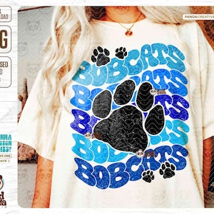 Retro Blue Bobcats PNG, camisa ondulada del día del juego de la mascota vintage, sublimación del equipo deportivo de Paws College, transferencia DTF Groovy Bobcats, serigrafía
