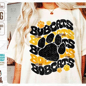 Black Yellow Bobcats PNG, Camisa ondulada del día del juego de la mascota Groovy, Sublimación del equipo deportivo universitario Bobcat Paws, Descarga digital Retro Bobcats png