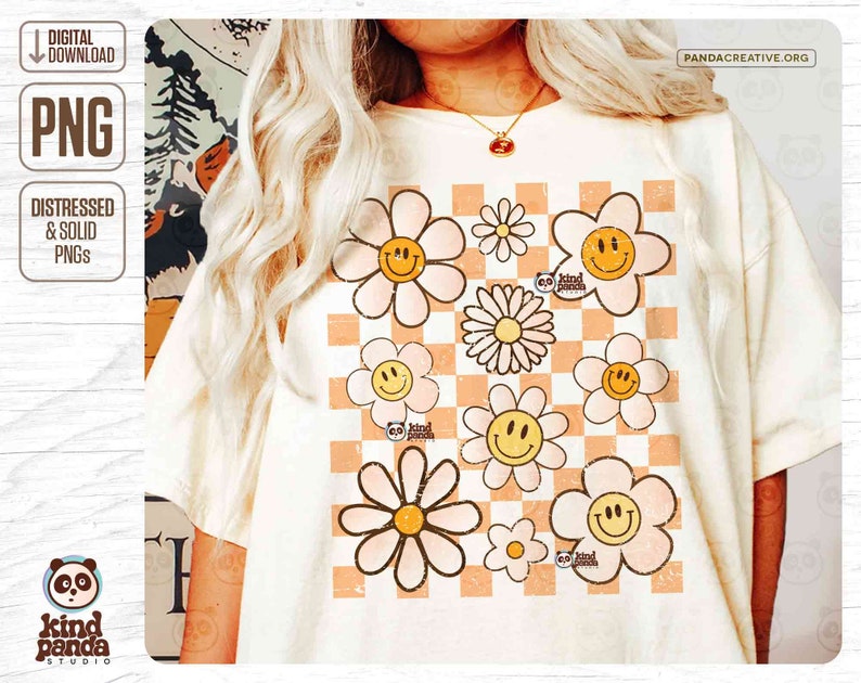 K&ouml;nnte beinhalten: Ein wei&szlig;es T-Shirt mit einem karierten Muster und einem Design aus mehreren l&auml;chelnden G&auml;nsebl&uuml;mchen in Rosa und Gelb. Der Text "kind panda" ist auf dem Design sichtbar.