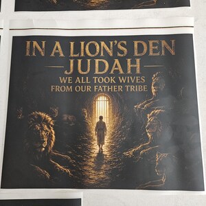 Könnte beinhalten: Ein rechteckiges Poster mit einer dunklen Szene, in der mehrere Löwen eine zentrale Figur umgeben, die auf eine leuchtende, vergitterte Tür zugeht. Der Text lautet: IN A LION'S DEN JUDAH WE ALL TOOK WIVES FROM OUR FATHER TRIBE in goldener Schrift.