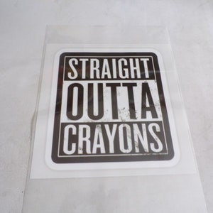 Op de afbeelding: Een witte sticker met zwarte tekst die "STRAIGHT OUTTA CRAYONS" zegt.