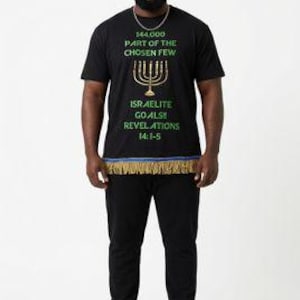 Puede incluir: Una camiseta negra con texto verde y un gráfico de menorá dorada. El texto dice "144,000 PART OF THE CHOSEN FEW" y "ISRAELITE GOALS REVELATIONS 14:1-5". La camiseta tiene flecos dorados y azules en la parte inferior. La persona lleva pantalones negros y zapatillas blancas.