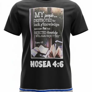 Könnte beinhalten: Schwarzes T-Shirt mit dem Text "MY people are DESTROYED for lack of knowledge: because thou has REJECTED Knowledge, I WILL ALSO REJECT THEE" und "HOSEA 4:6". Das Shirt hat einen blauen und silbernen Fransenbesatz am unteren Saum.
