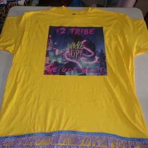 12 Tribes Wake Up We Got Next Maglietta gialla con frange color lavanda