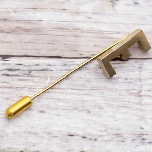 Vintage Initial &quot;E&quot; Gold Tone Stick Pin - CB10