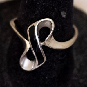 Size 7, Vintage Letter R Initial Silver Tone Ring CB26