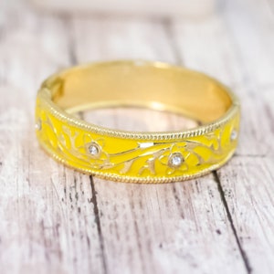 7 inch, Vintage Yellow Band Silver Tone Floral Style Hinge Bangle - CB28