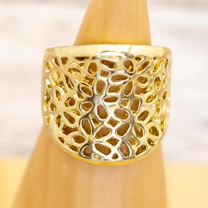 Anillo de tono dorado elegante con diseño floral vintage, tamaño 6 1/2 - CB1
