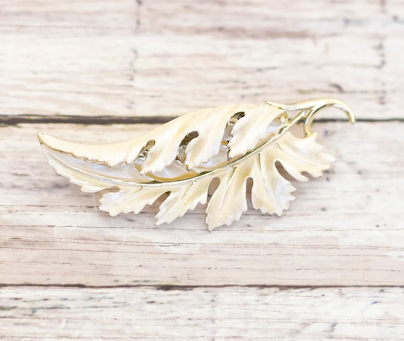 Vintage Art Nouveau Stylish Leaf Intricate Brooch… - image 1