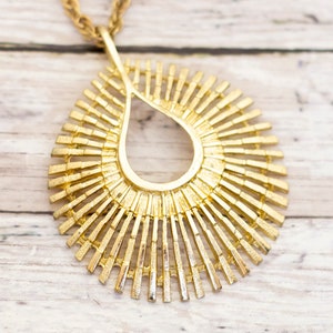 Vintage Avant Garde Radiant Teardrop Gold Tone Necklace 18 inch - CB16