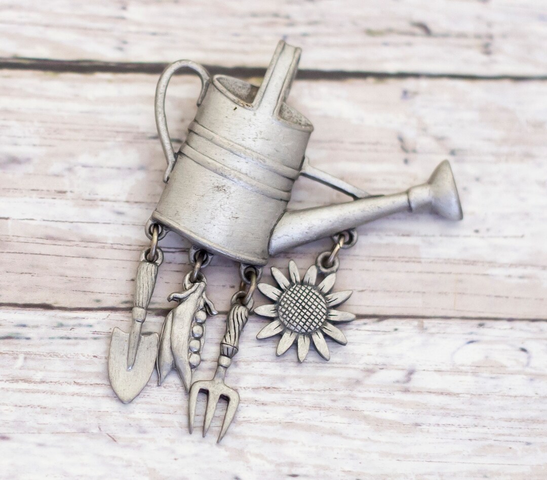 Broche Vintage A.J.C. étain Argenté Motif Arrosoir De Jardin - Occasion, émail - Pièce Unique Lbb0057