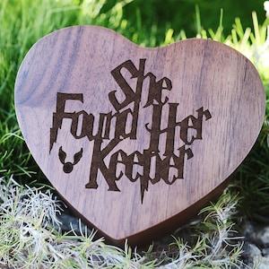 Boîte à bagues She Found Her Keeper, Boîte à bagues pour proposition de sorcier, Boîte à bagues en bois gravée magique, Boîte à bagues baguette magique, Boîte à bijoux de mariage médiévaux