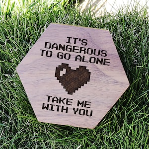 È pericoloso andare da soli, portami con te! Scatola ad anello a forma di cuore, scatola ad anello a forma di cuore pixel, scatola in legno da giocatore elfo, scatola da giocatore in stile cuore, andiamo insieme