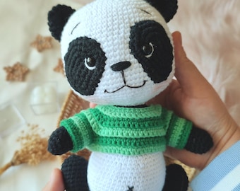 Giocattolo panda fatto a mano all'uncinetto: ornamento panda biologico con maglietta rimovibile