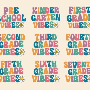 Peut inclure: Neuf designs de texte r&eacute;tro color&eacute;s avec une marguerite et un visage souriant. Les designs se lisent "Pre School Vibes", "Kinder Garten Vibes", "First Grade Vibes", "Second Grade Vibes", "Third Grade Vibes", "Fourth Grade Vibes", "Fifth Grade Vibes", "Sixth Grade Vibes", et "Seventh Grade Vibes".