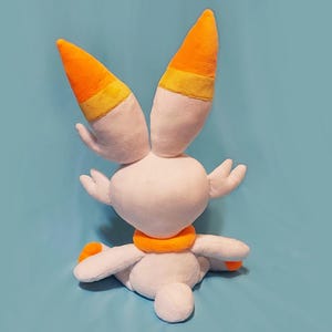Glänsande Scorbunny Pokémon Lifesize Plysch - Anime-inspirerad handgjord plyschgosedjur samlarobjekt = Kawaii present till gamer bild 4