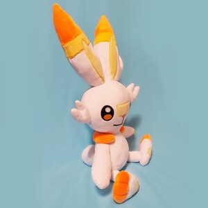 Glänsande Scorbunny Pokémon Lifesize Plysch - Anime-inspirerad handgjord plyschgosedjur samlarobjekt = Kawaii present till gamer bild 6