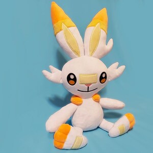 Glänsande Scorbunny Pokémon Lifesize Plysch - Anime-inspirerad handgjord plyschgosedjur samlarobjekt = Kawaii present till gamer bild 2