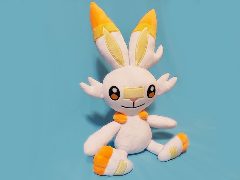 Glänsande Scorbunny Pokémon Lifesize Plysch - Anime-inspirerad handgjord plyschgosedjur samlarobjekt = Kawaii present till gamer bild 2