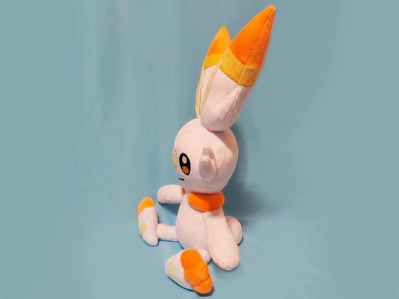 Glänsande Scorbunny Pokémon Lifesize Plysch - Anime-inspirerad handgjord plyschgosedjur samlarobjekt = Kawaii present till gamer bild 5