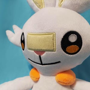 Glänsande Scorbunny Pokémon Lifesize Plysch - Anime-inspirerad handgjord plyschgosedjur samlarobjekt = Kawaii present till gamer bild 3